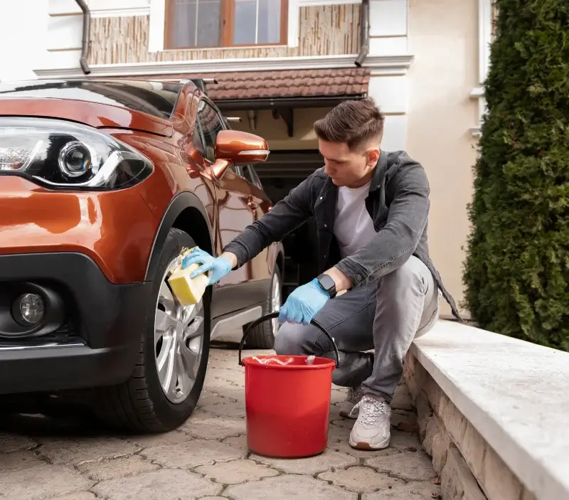 Lavage auto à domicile Vaudelnay : professionnel intervenant sur un véhicule